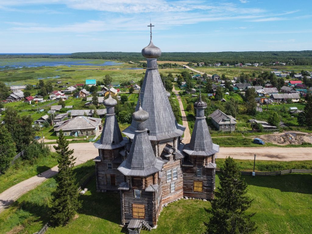 Нёнокса. Церковь Троицы Живоначальной. общий вид в ландшафте