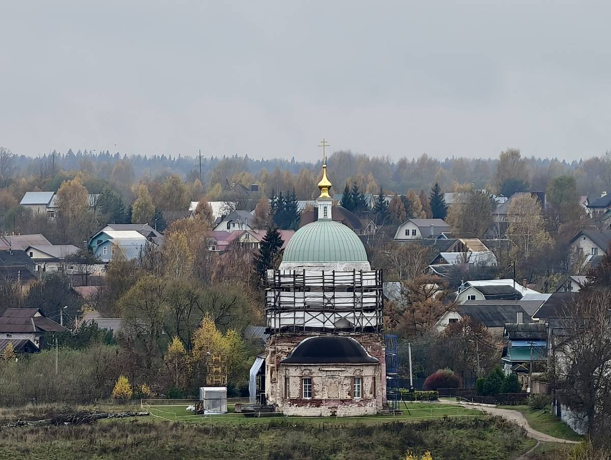 Церковь Покрова Пресвятой Богородицы, Торжок (Торжокский район и г. Торжок, Тверская область). общий вид в ландшафте, Вид на храм с колокольни Ильинской церкви