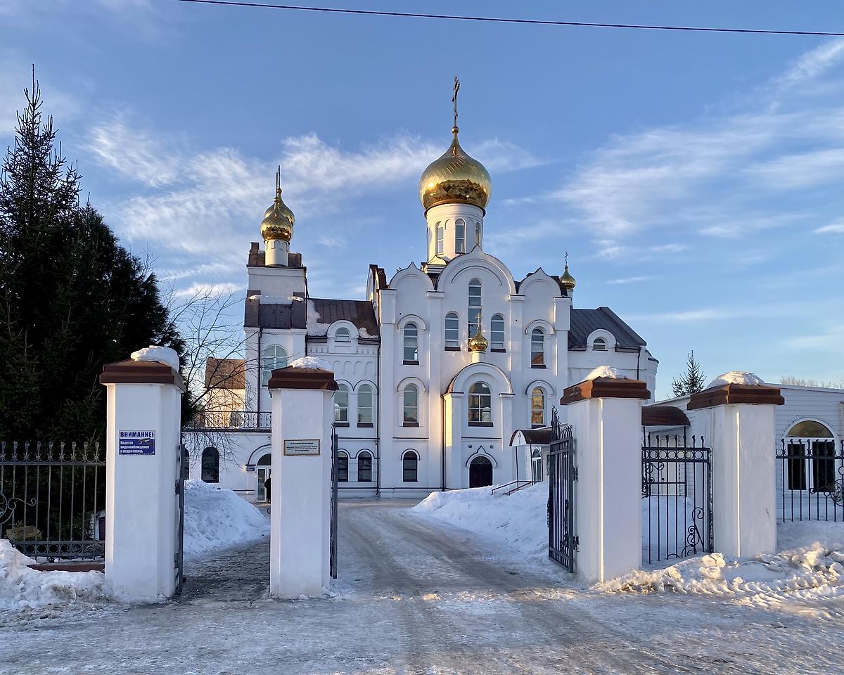 Вид с проспекта Химиков, фасады. Церковь Троицы Живоначальной, Кемерово (Кемерово, город, Кемеровская область)