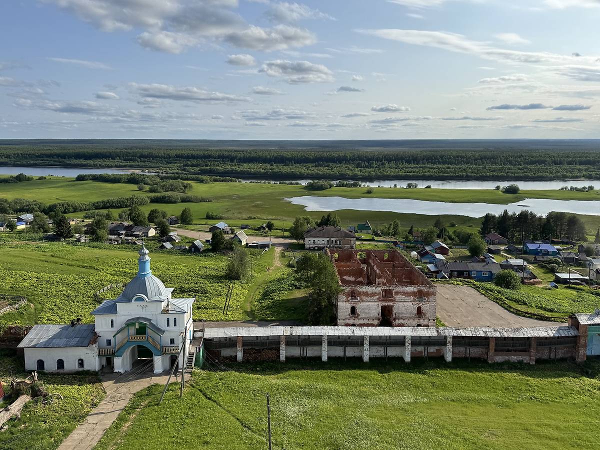 Вид с колокольни на юг: Михайловская церковь и гостиница, фасады. Ульяновский Троице-Стефанов монастырь, Ульяново (Усть-Куломский район, Республика Коми)