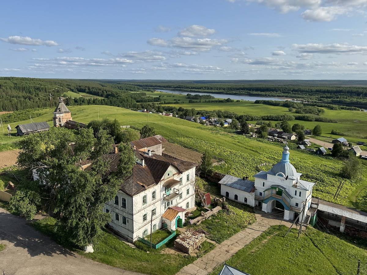 Вид с колокольни на юго-восток: южный братский корпус и Михайловская церковь, фасады. Ульяновский Троице-Стефанов монастырь, Ульяново (Усть-Куломский район, Республика Коми)