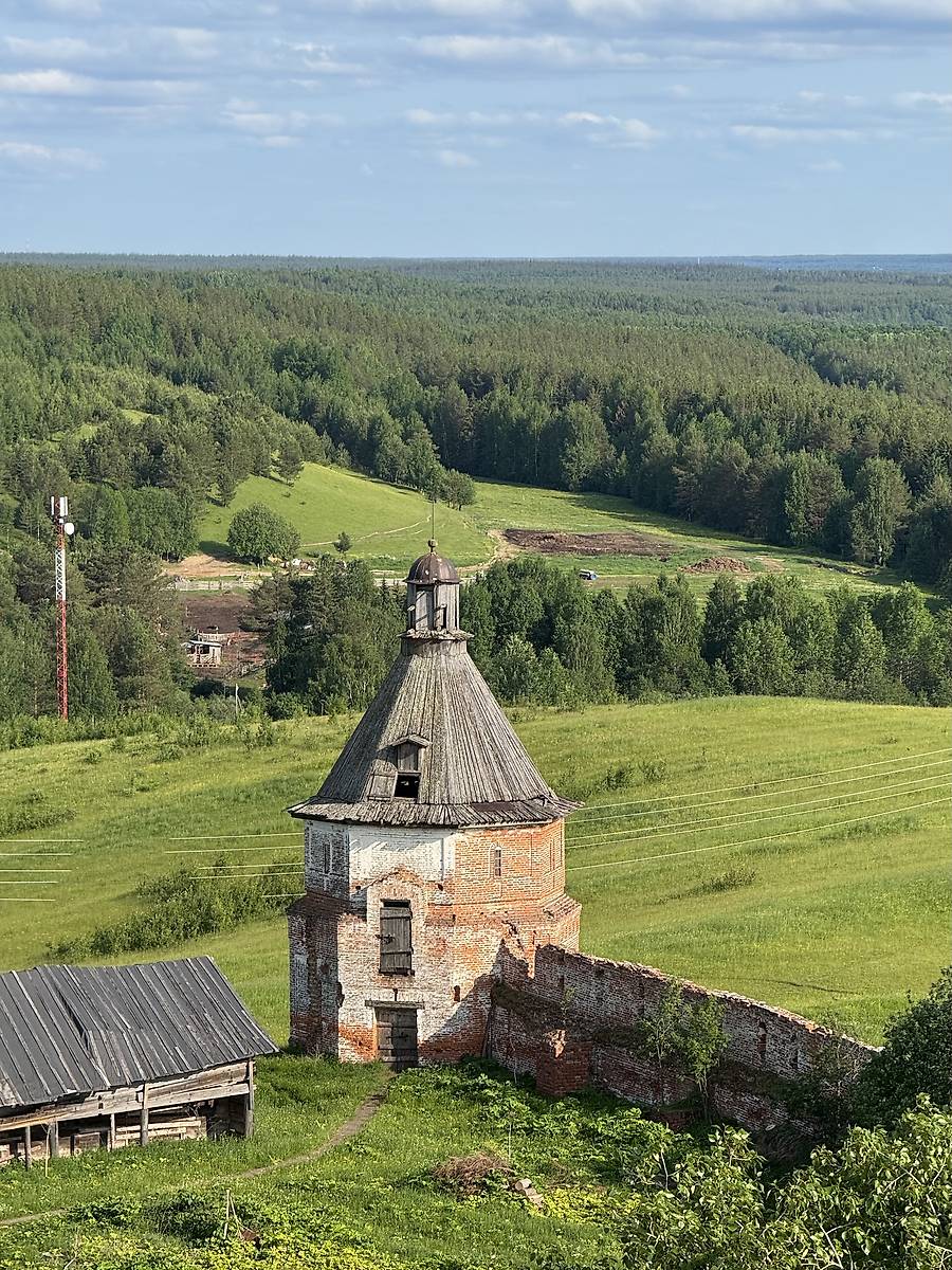 Юго-восточная башня, вид с колокольни, архитектурные детали. Ульяновский Троице-Стефанов монастырь, Ульяново (Усть-Куломский район, Республика Коми)