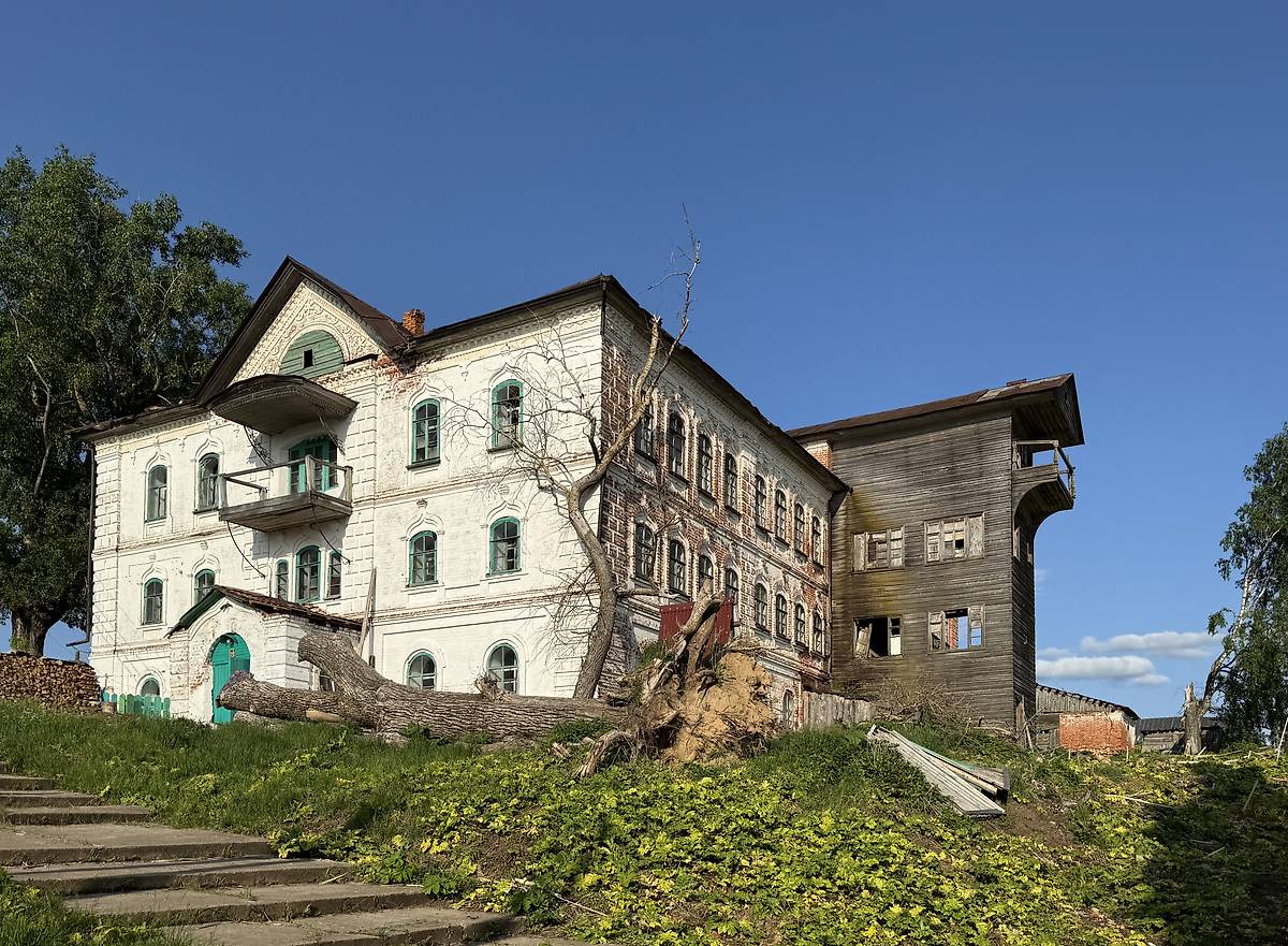 Южный братский корпус, вид от Михайловской церкви, архитектурные детали. Ульяновский Троице-Стефанов монастырь, Ульяново (Усть-Куломский район, Республика Коми)