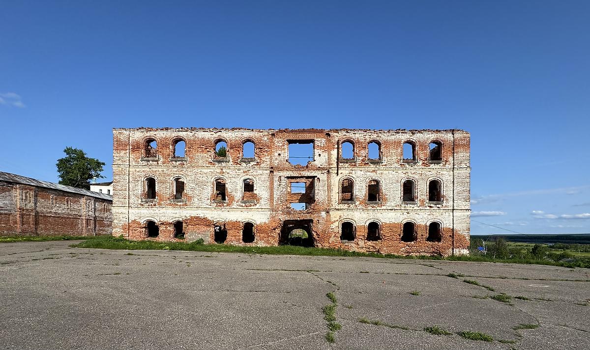 Гостиница, архитектурные детали. Ульяновский Троице-Стефанов монастырь, Ульяново (Усть-Куломский район, Республика Коми)