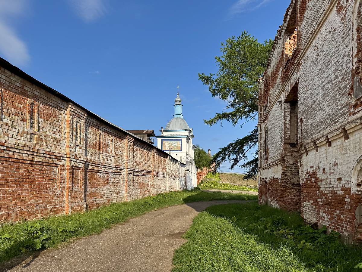 Проход между южной стеной и гостиницей, архитектурные детали. Ульяновский Троице-Стефанов монастырь, Ульяново (Усть-Куломский район, Республика Коми)