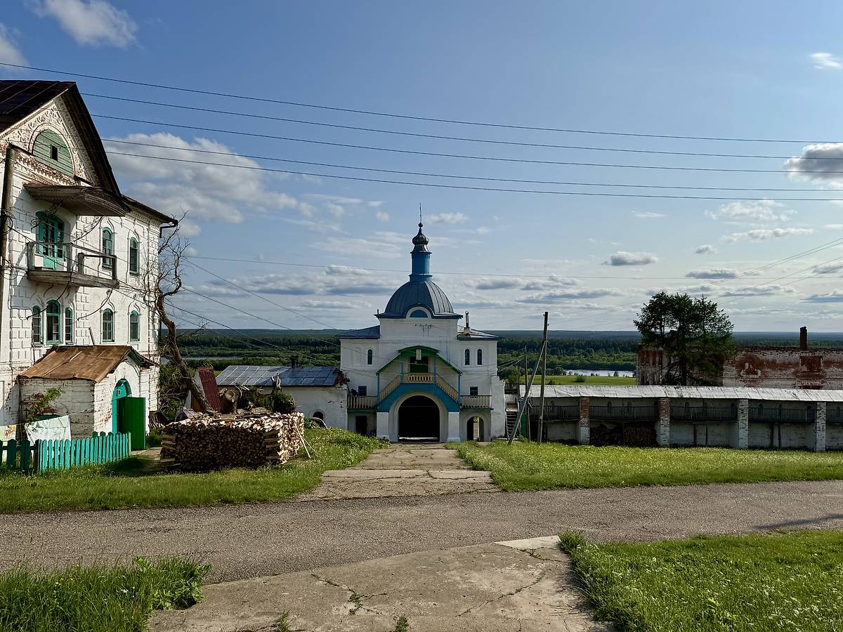 Спуск к Михайловской церкви, архитектурные детали. Ульяновский Троице-Стефанов монастырь, Ульяново (Усть-Куломский район, Республика Коми)