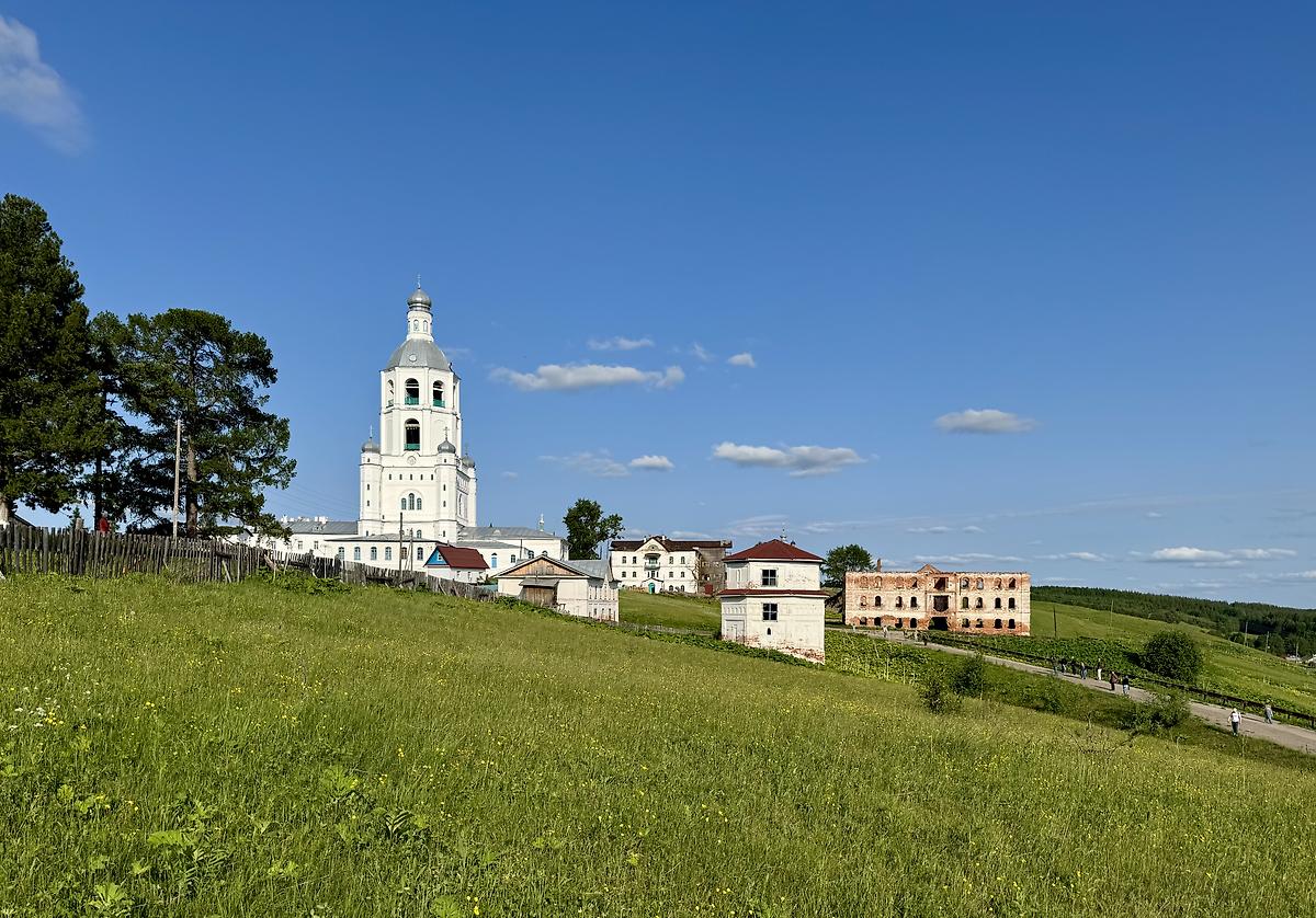 Общий вид с запада, общий вид в ландшафте. Ульяновский Троице-Стефанов монастырь, Ульяново (Усть-Куломский район, Республика Коми)