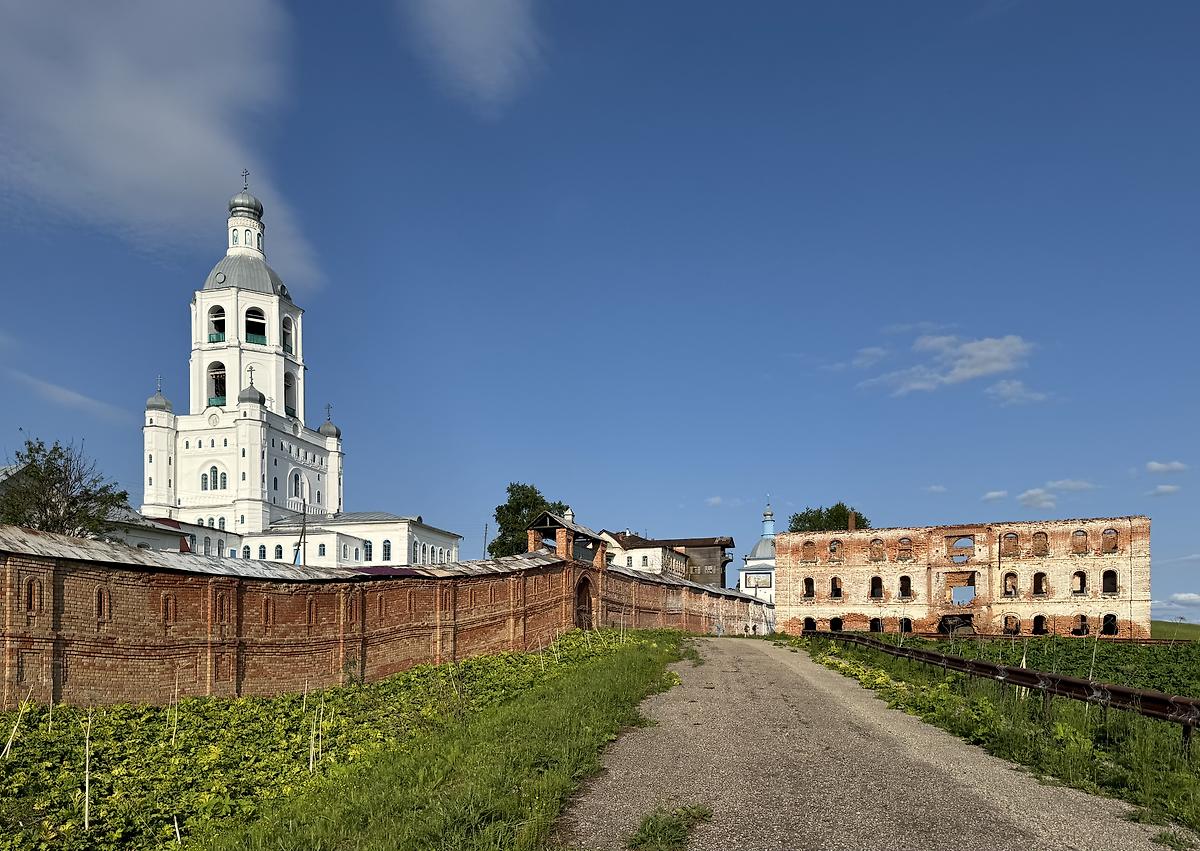 Вид с юго-запада, справа остов гостиницы, фасады. Ульяновский Троице-Стефанов монастырь, Ульяново (Усть-Куломский район, Республика Коми)