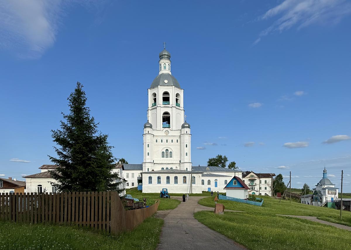 Вид от кладбища, в центре колокольня, справа надвратная церковь, фасады. Ульяновский Троице-Стефанов монастырь, Ульяново (Усть-Куломский район, Республика Коми)