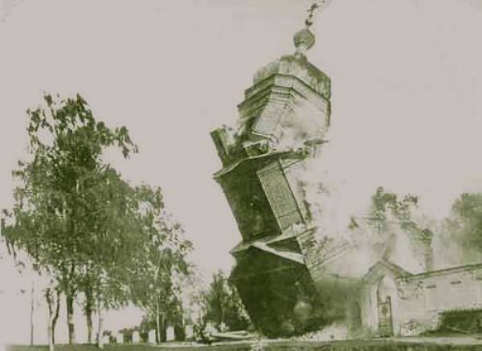 Взрыв колокольни 10 августа 1931 г., архивная фотография. Кафедральный собор Успения Пресвятой Богородицы, Боровичи (Боровичский район, Новгородская область)
