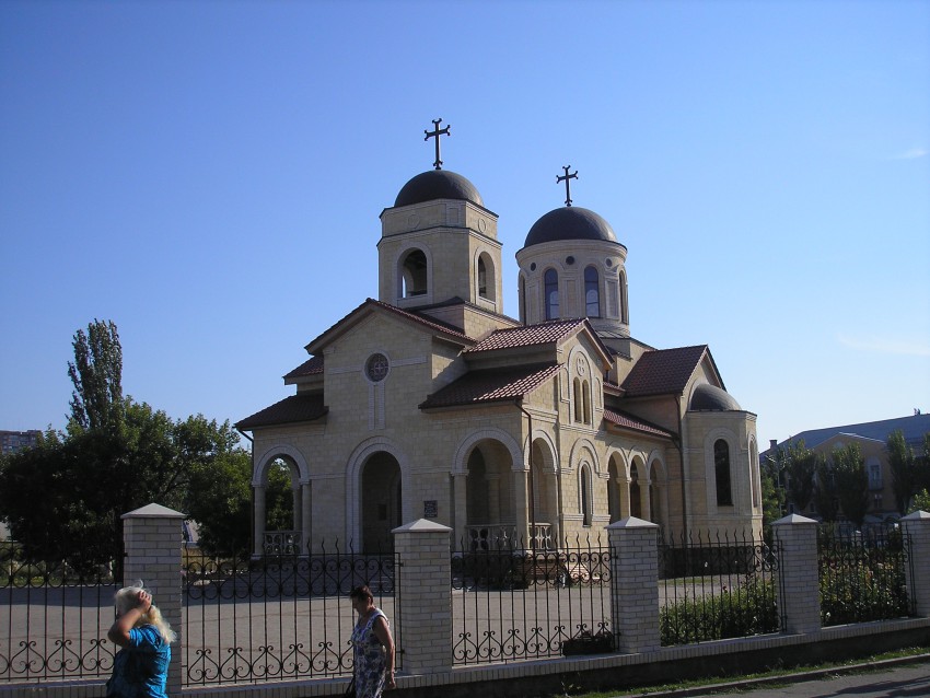 Бердянск. Церковь Троицы Живоначальной. фасады