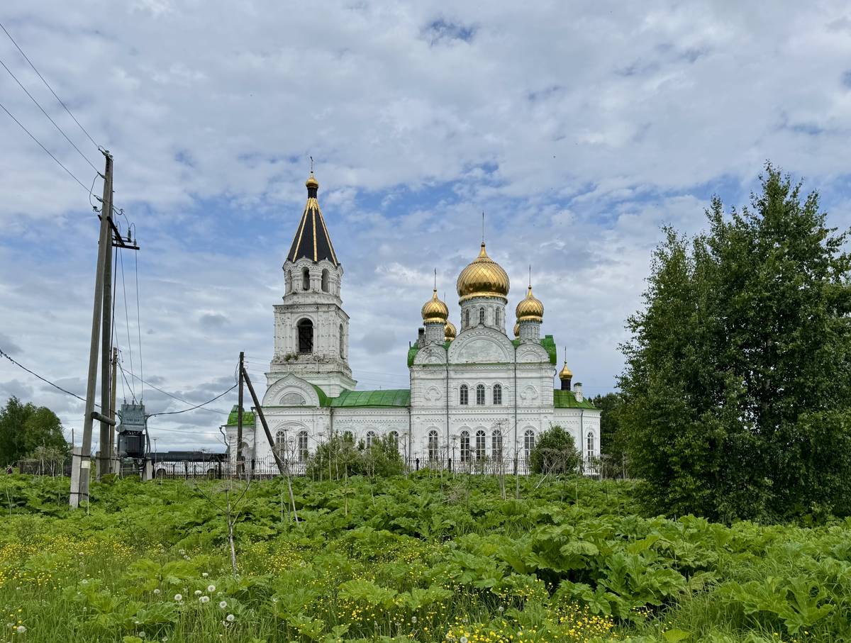 Вид с юга, общий вид в ландшафте. Важкурский Богородице-Рождественский монастырь. Церковь Рождества Пресвятой Богородицы, Важкурья (Корткеросский район, Республика Коми)