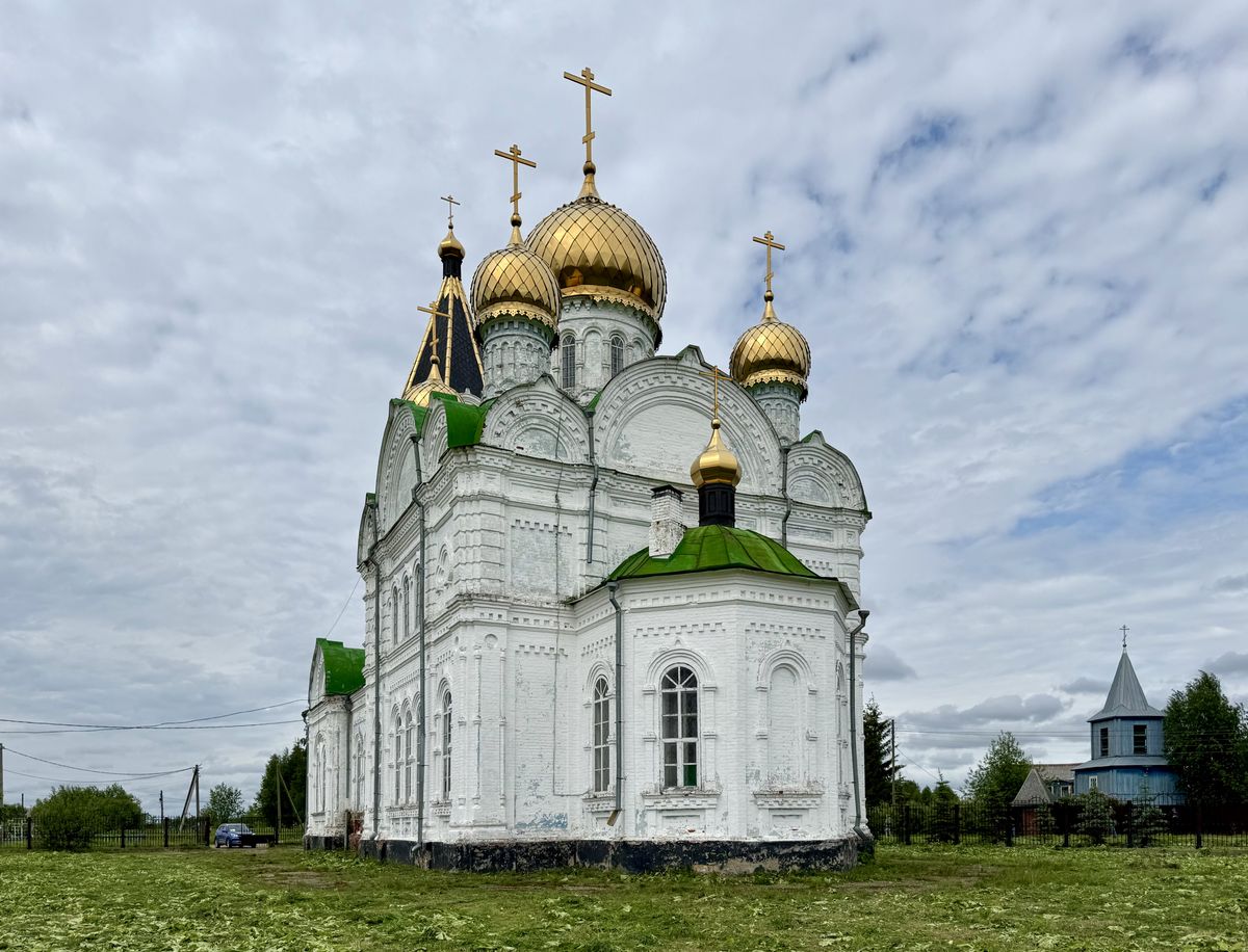 Вид с юго-востока, фасады. Важкурский Богородице-Рождественский монастырь. Церковь Рождества Пресвятой Богородицы, Важкурья (Корткеросский район, Республика Коми)