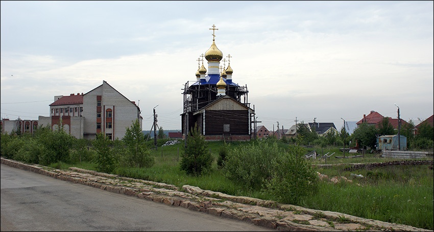 Церковь Всех Святых, в земле Российской просиявших, Новый Кременкуль (Сосновский район, Челябинская область). общий вид в ландшафте, Восточный фасад (церковь немного неточно ориентирована на запад, скорее на северо-запад)