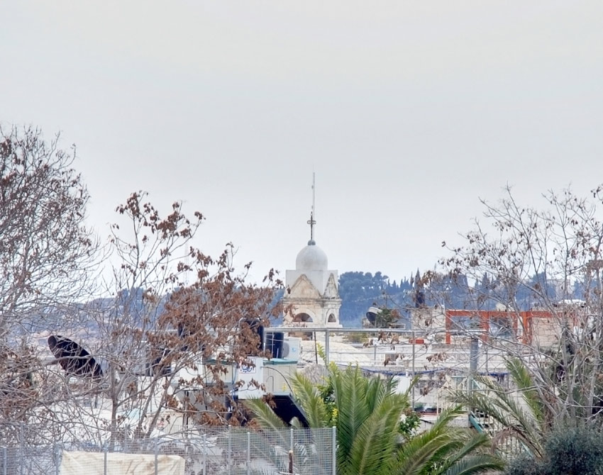 Иерусалим - Старый город. Церковь Георгия Победоносца. общий вид в ландшафте, Общий вид с севера, с крыши маронитского монастыря.