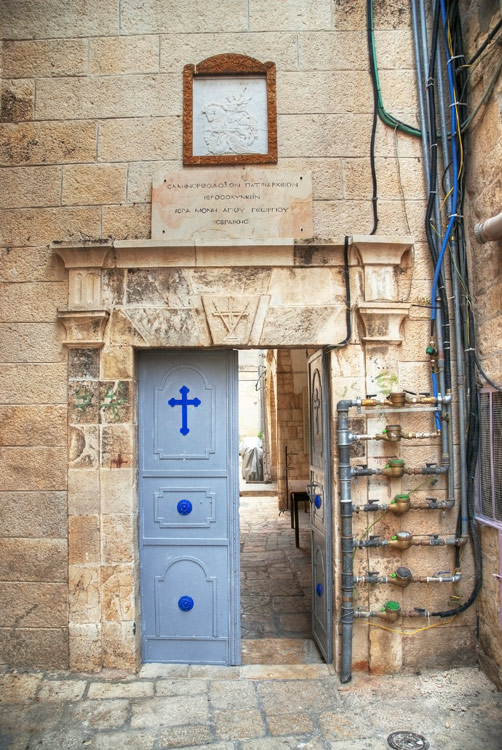 Иерусалим - Старый город. Церковь Георгия Победоносца. архитектурные детали, Вход на монастырский двор, вид с запада.