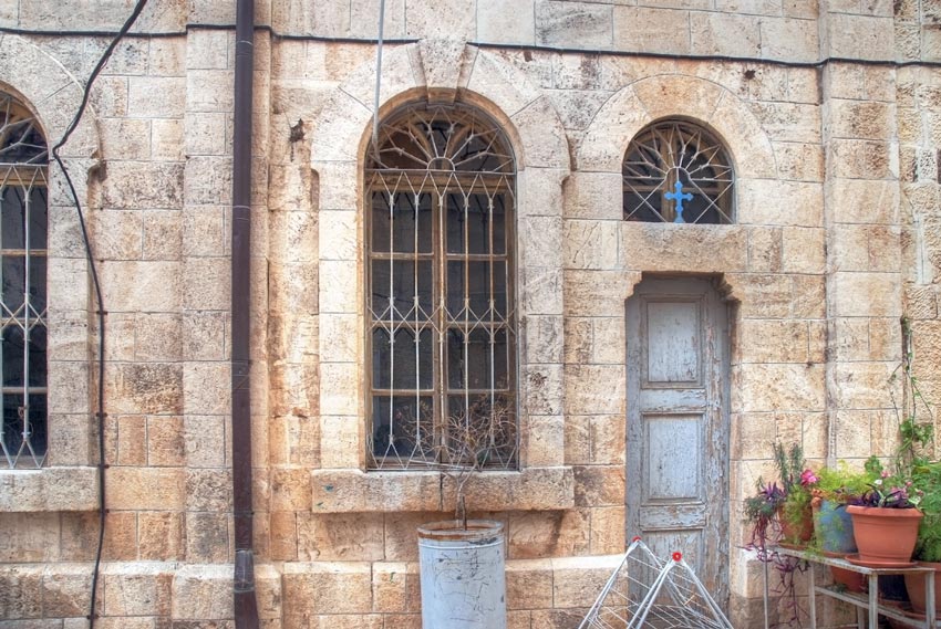 Иерусалим - Старый город. Церковь Георгия Победоносца. архитектурные детали, Вход в ризницу. Вид с юга.