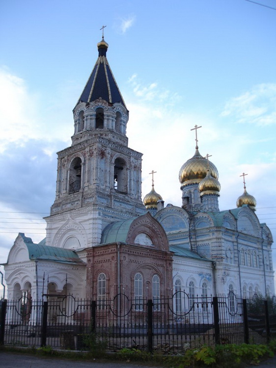Важкурский Богородице-Рождественский монастырь. Церковь Рождества Пресвятой Богородицы, Важкурья (Корткеросский район, Республика Коми). общий вид в ландшафте