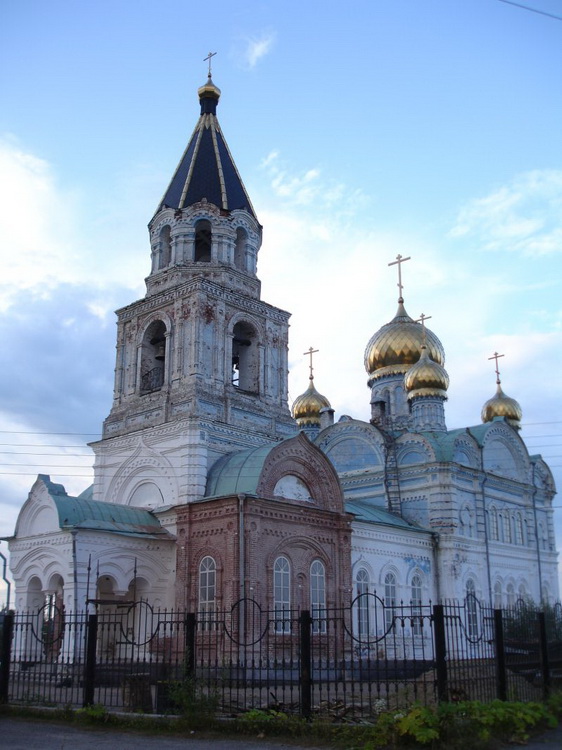 Важкурья. Важкурский Богородице-Рождественский монастырь. Церковь Рождества Пресвятой Богородицы. общий вид в ландшафте