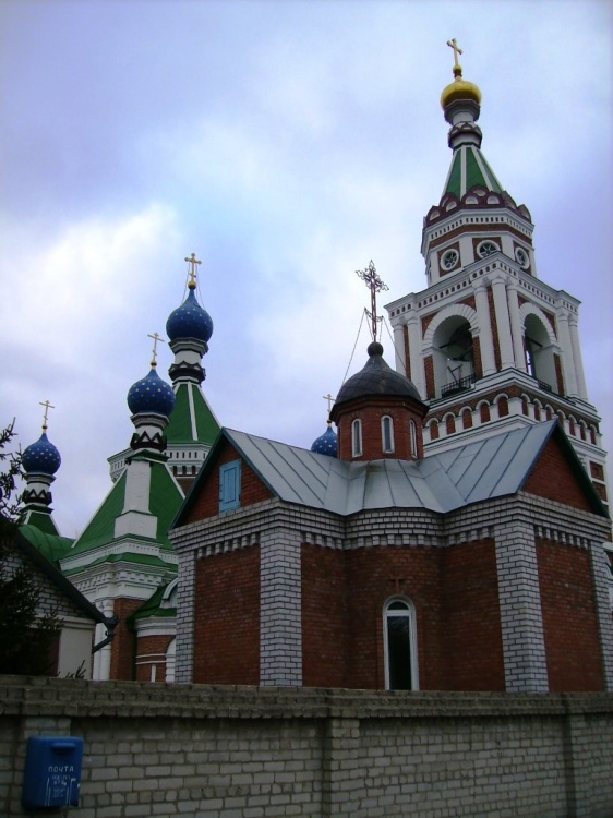 Часовня Андрея Первозванного, Воронеж (Воронеж, город, Воронежская область). общий вид в ландшафте, На  переднем  плане  -  часовня  Андрея  Первозванного,  на  заднем  -  Казанская  церковь.