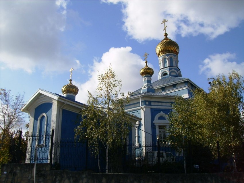 Новороссийск. Кафедральный собор Успения Пресвятой Богородицы. общий вид в ландшафте