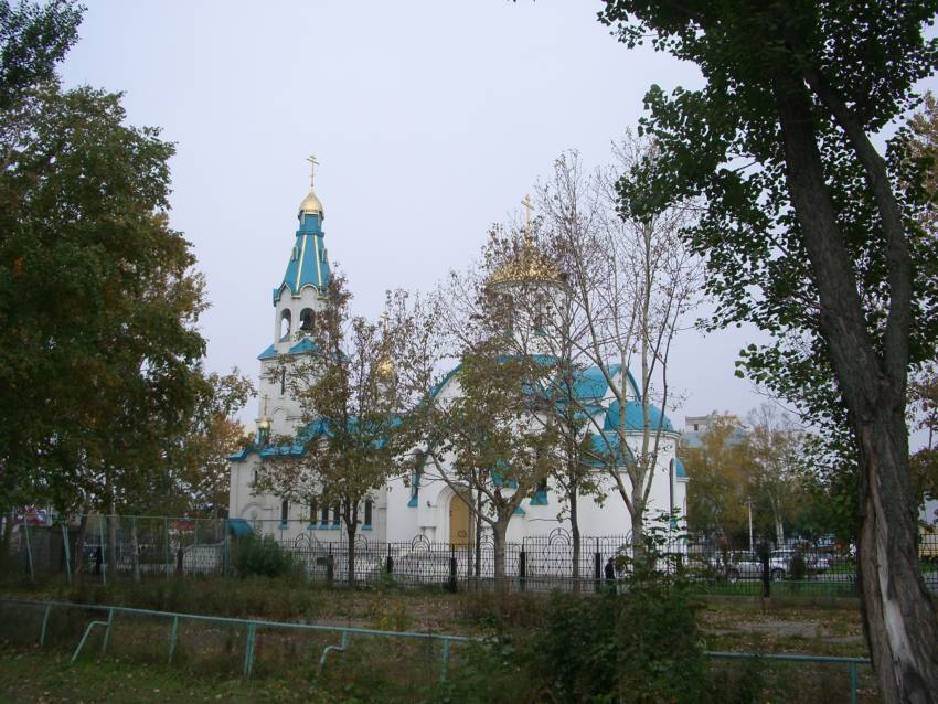 Южно-Сахалинск. Собор Воскресения Христова. общий вид в ландшафте