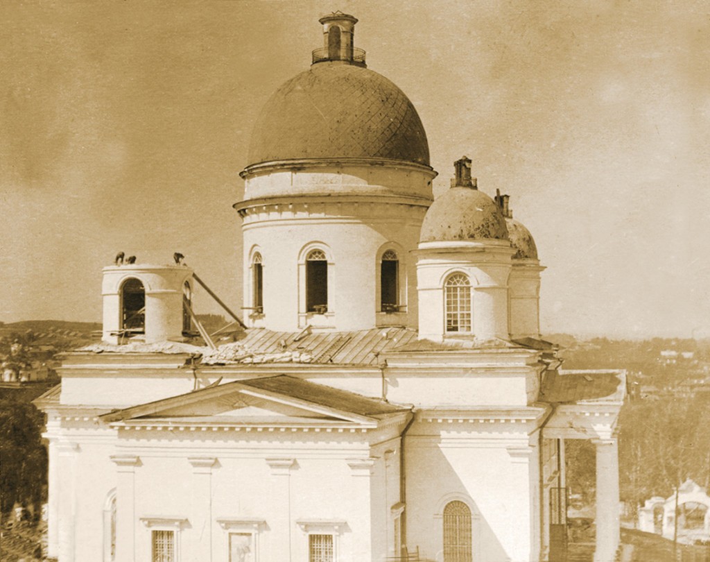 Собор Троицы Живоначальной, Боровичи (Боровичский район, Новгородская область). архивная фотография, На фотографии запечатлён момент снятия куполов собора, случившегося в мае 1930 года.