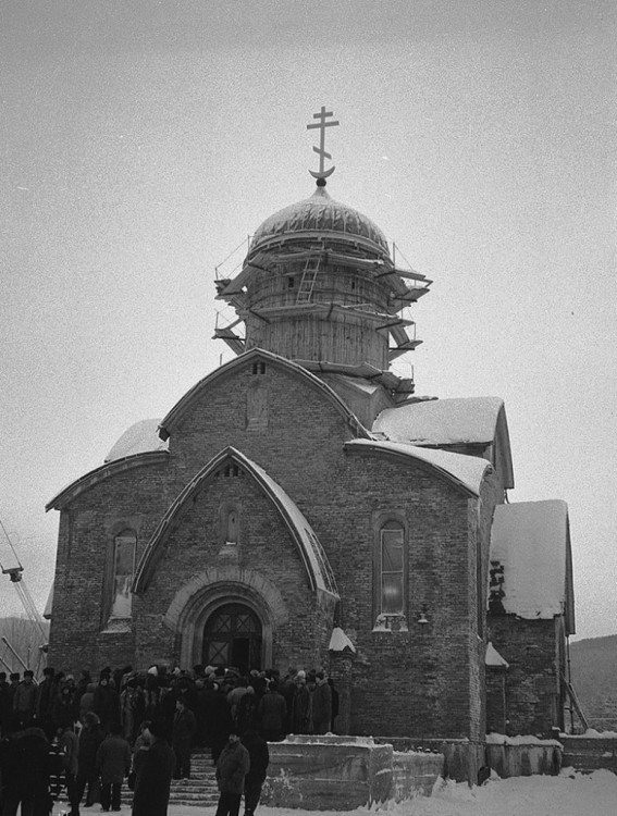 Собор Воскресения Христова, Южно-Сахалинск (Южно-Сахалинск, город, Сахалинская область). архивная фотография, Так выглядел Воскресенский кафедральный собор, когда впервые распахнул свои двери перед прихожанами - 7 января 1995 года. Фото Е.Р. Васина, http://pastvu.com/p/355260