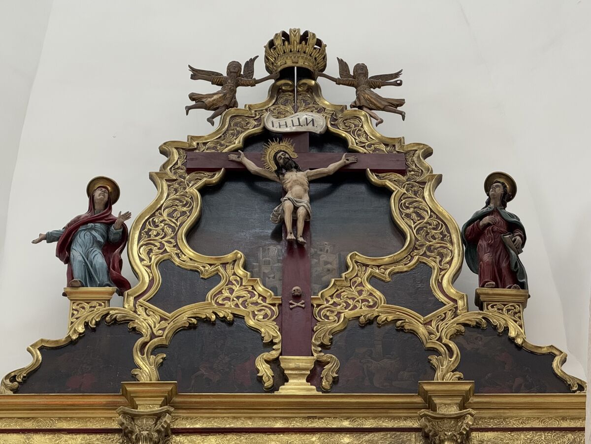 Церковь Воздвижения Креста Господня, Иркутск (Иркутск, город, Иркутская область). интерьер и убранство, Распятие с предстоящими над главным иконостасом