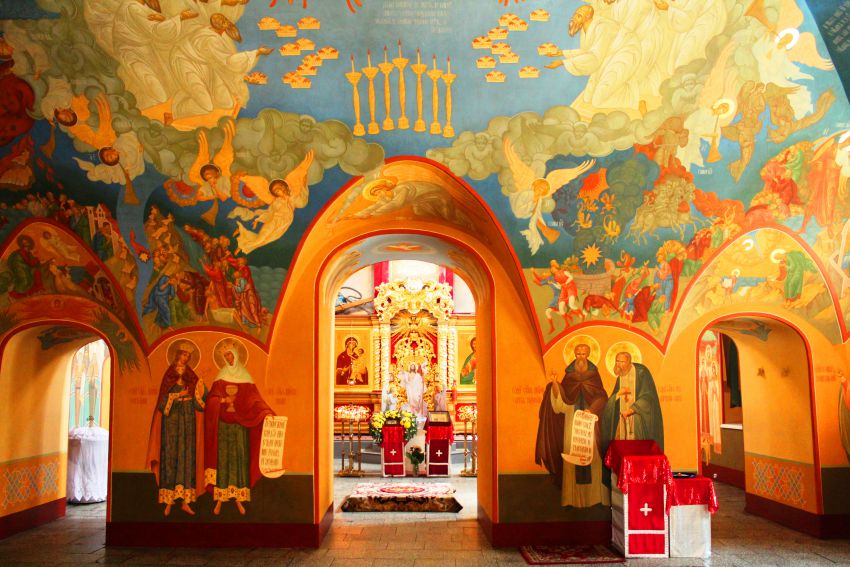 Иркутск. Собор Богоявления Господня. интерьер и убранство, Вход в основной объем собора, вид из трапезной