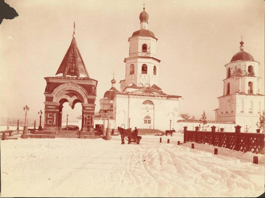 Иркутск. Собор Богоявления Господня. архивная фотография, На переднем плане Арка цесаревича Николая.Автор:Уильям Генри Джексон. с сайта https://pastvu.com/p/181085