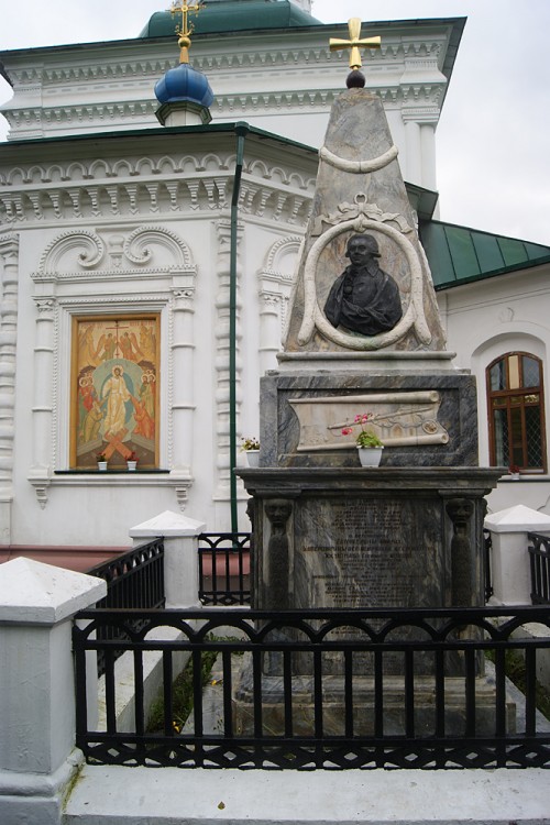 Знаменский женский монастырь, Иркутск (Иркутск, город, Иркутская область). дополнительная информация, Алтарная часть Знаменской церкви и памятник Шелехову