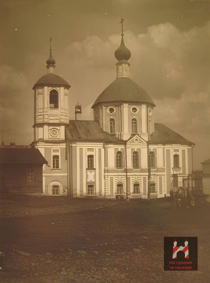 Фото 1920-х гг. С сайта: tver24.com, архивная фотография. Церковь Знамения Креста Господня, Торжок (Торжокский район и г. Торжок, Тверская область)