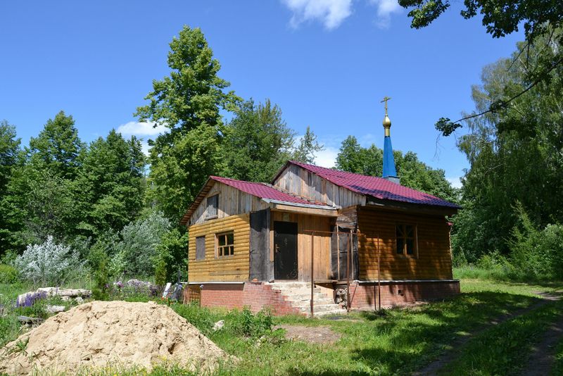 Церковь Георгия (Коссова), Чекряк (Болховский район, Орловская область). фасады, В 2004 году здесь была построена  часовня , перестроена в небольшой храм в честь  священноисповедника   Георгия  Косова.