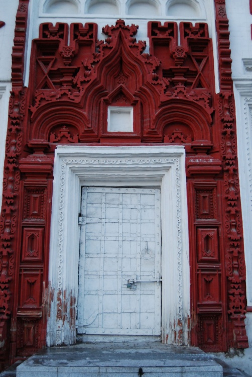 Иркутск. Церковь Воздвижения Креста Господня. архитектурные детали, Боковая дверь, южная стена