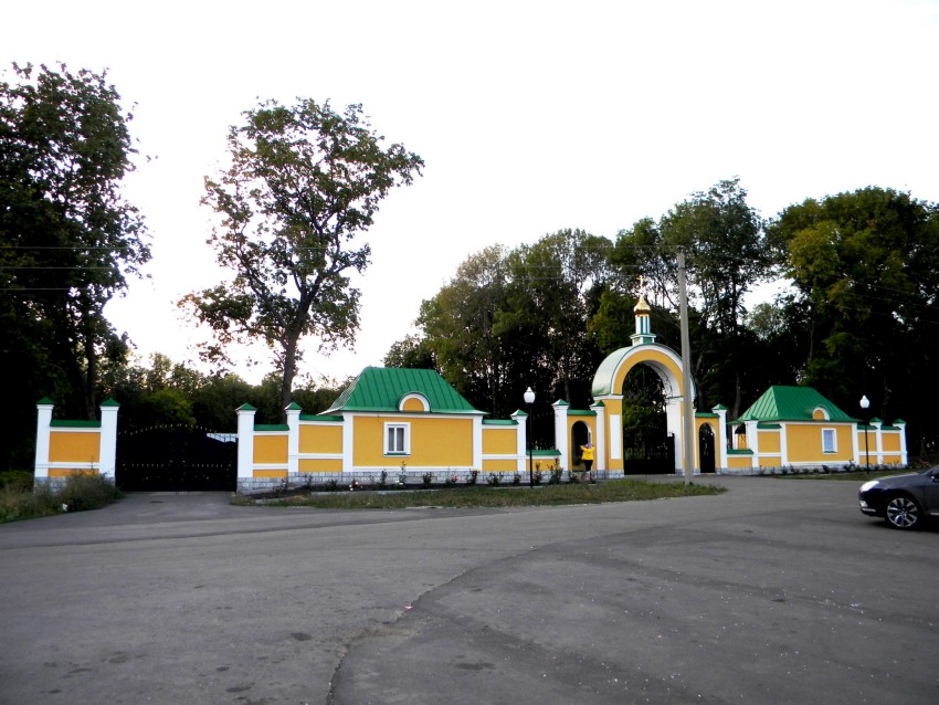 Новомакарово. Монастырь Серафима Саровского. дополнительная информация, Ворота монастыря