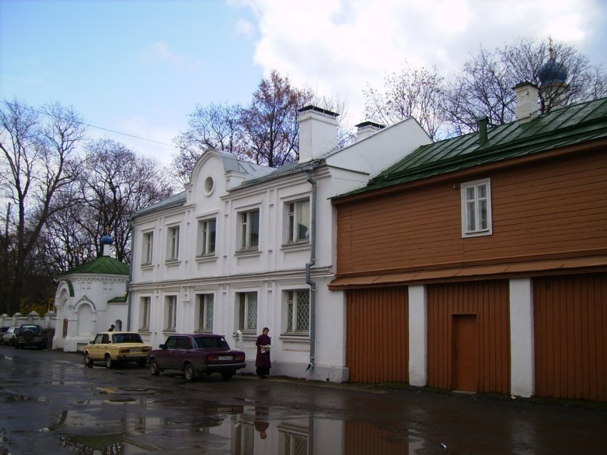 Церковь Николая Чудотворца (крестильная), Рязань (Рязань, город, Рязанская область). фасады, Дом  причта,  в  котором  находится  храм