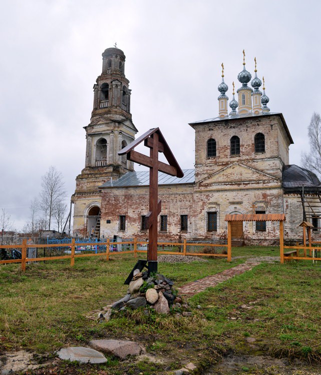 Коровново. Церковь Покрова Пресвятой Богородицы. общий вид в ландшафте, Поклонный крест Александру Вочскому у Покровского храма