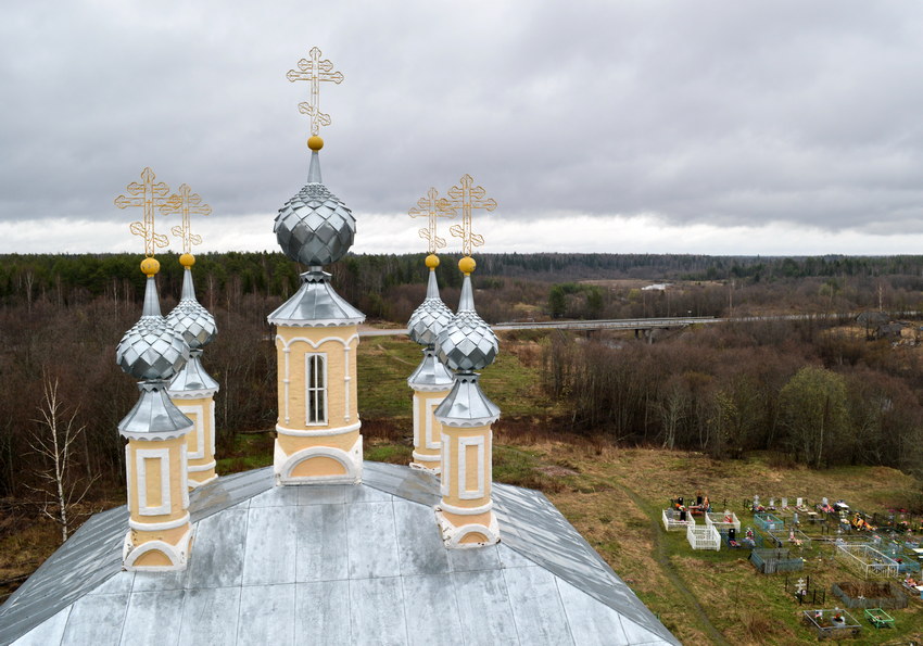 Коровново. Церковь Покрова Пресвятой Богородицы. архитектурные детали, Вид с колокольни на купола и реку Вочу