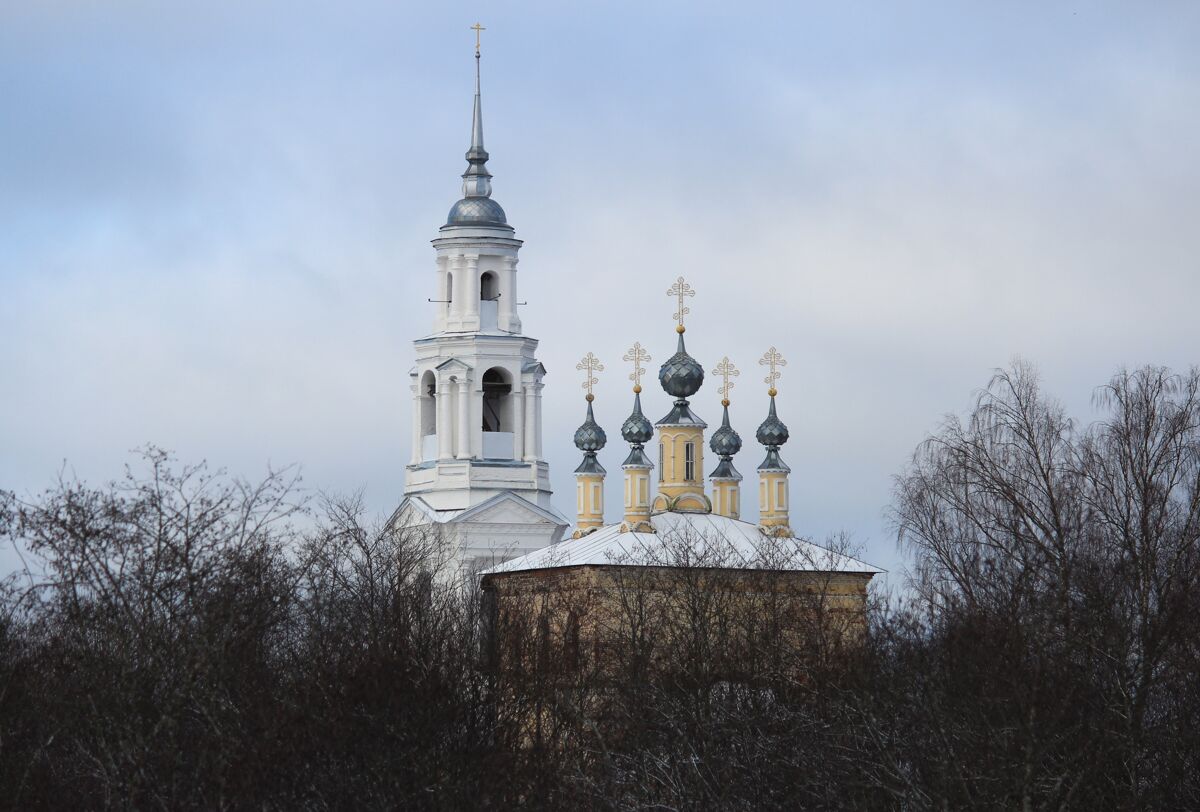 Церковь Покрова Пресвятой Богородицы, Коровново (Солигаличский район, Костромская область). фасады, Вид с моста через Вочу