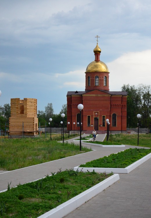 Суземка. Церковь Александра Невского. общий вид в ландшафте