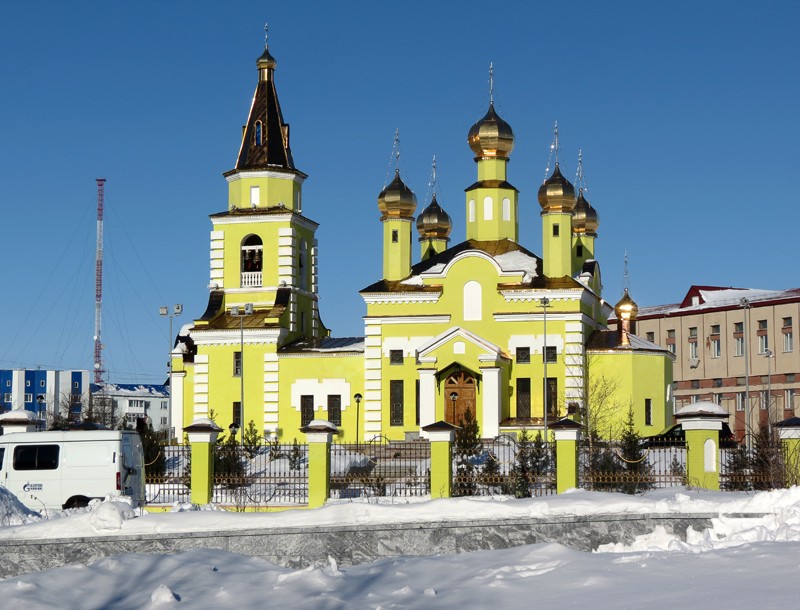 Надым. Церковь Николая Чудотворца. общий вид в ландшафте