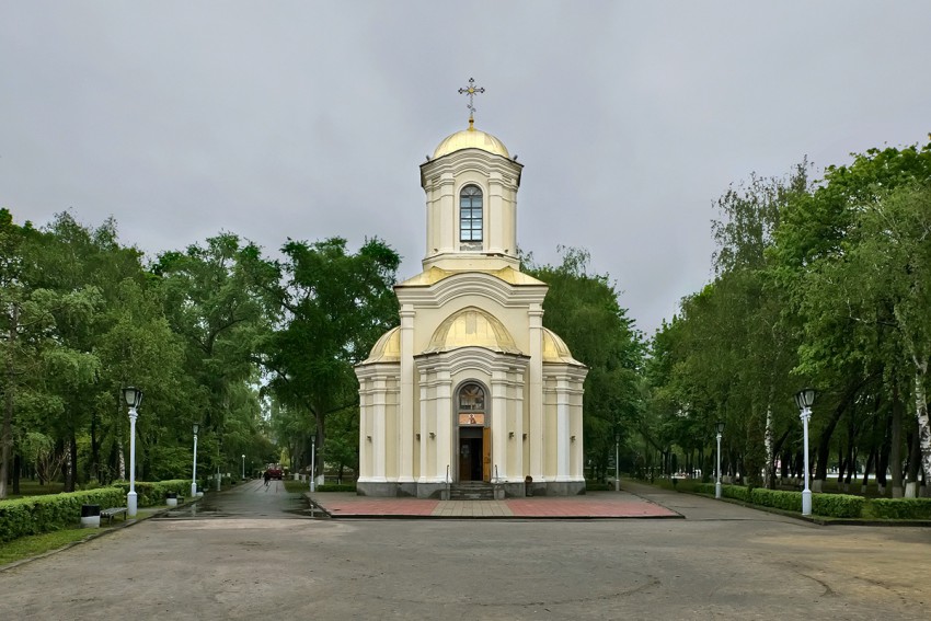 Полтава. Церковь Пантелеимона Целителя. общий вид в ландшафте