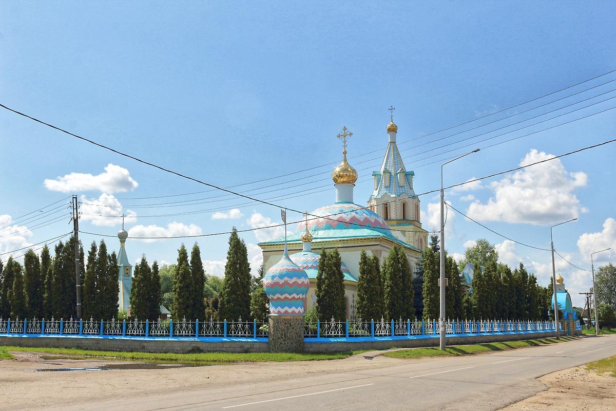 общий вид в ландшафте. Церковь Параскевы Пятницы, Дедилово (Киреевский район, Тульская область)