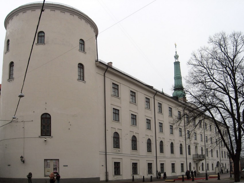 Домовая церковь Успения Пресвятой Богородицы, Рига (Рига, город, Латвия). фасады, Вид замка с юго-востока. Рядом с башней на 3 и 4 этажах располагалась вновь оборудованная домовая церковь.