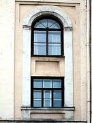 Домовая церковь Успения Пресвятой Богородицы, Окно первоначального храма на южном фасаде, разделенное на два этажа после того, как храм был перенесен на другое место.<br>, Рига, Рига, город, Латвия