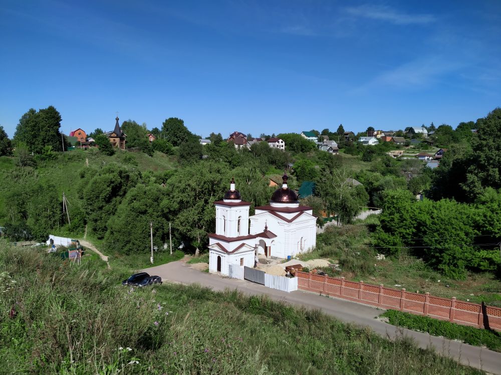 Часовня Георгия Победоносца, Малоярославец (Малоярославецкий район, Калужская область). общий вид в ландшафте, Спиридоновская церковь и колокольня с Георгиевской часовней