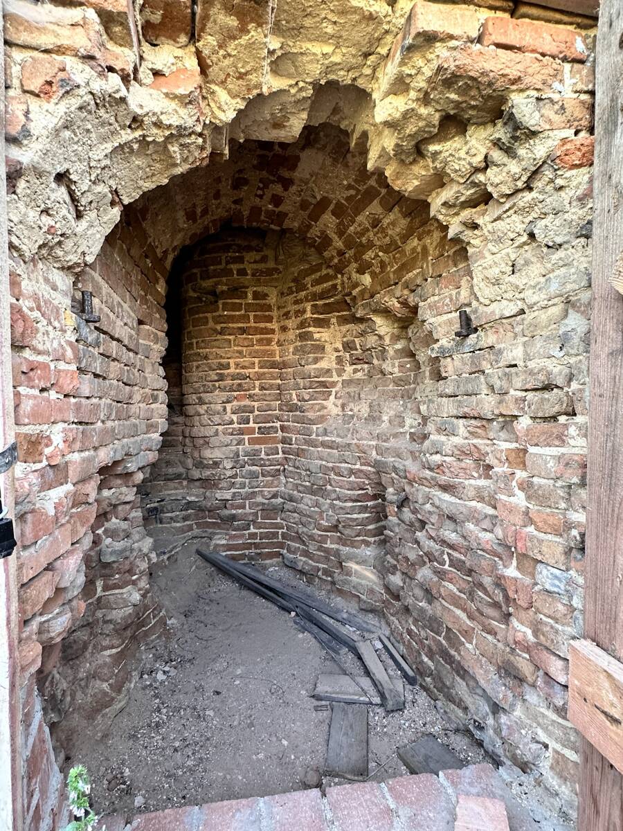 Церковь Иоанна Предтечи, Ивановка (Добринский район, Липецкая область). архитектурные детали, Вход в Колокольню возле церкви