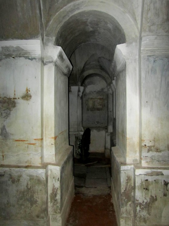 Коробовка. Церковь Димитрия Солунского. интерьер и убранство, склепы в подземной части