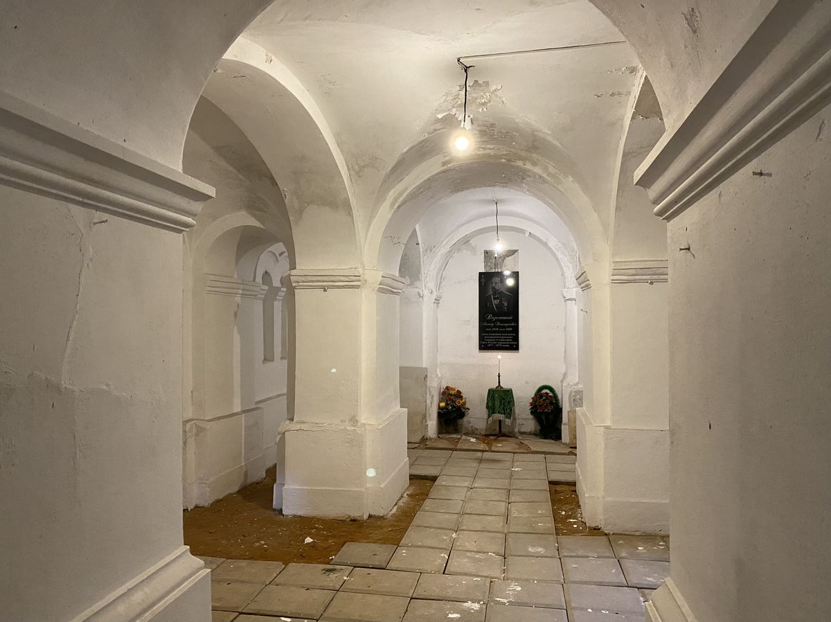 Крипта, захоронение кн. Л.Д. Вяземского, интерьер и убранство. Церковь Димитрия Солунского, Коробовка (Грязинский район, Липецкая область)